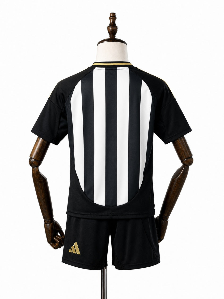Atlético-MG home kids kit back wood mannequin white background