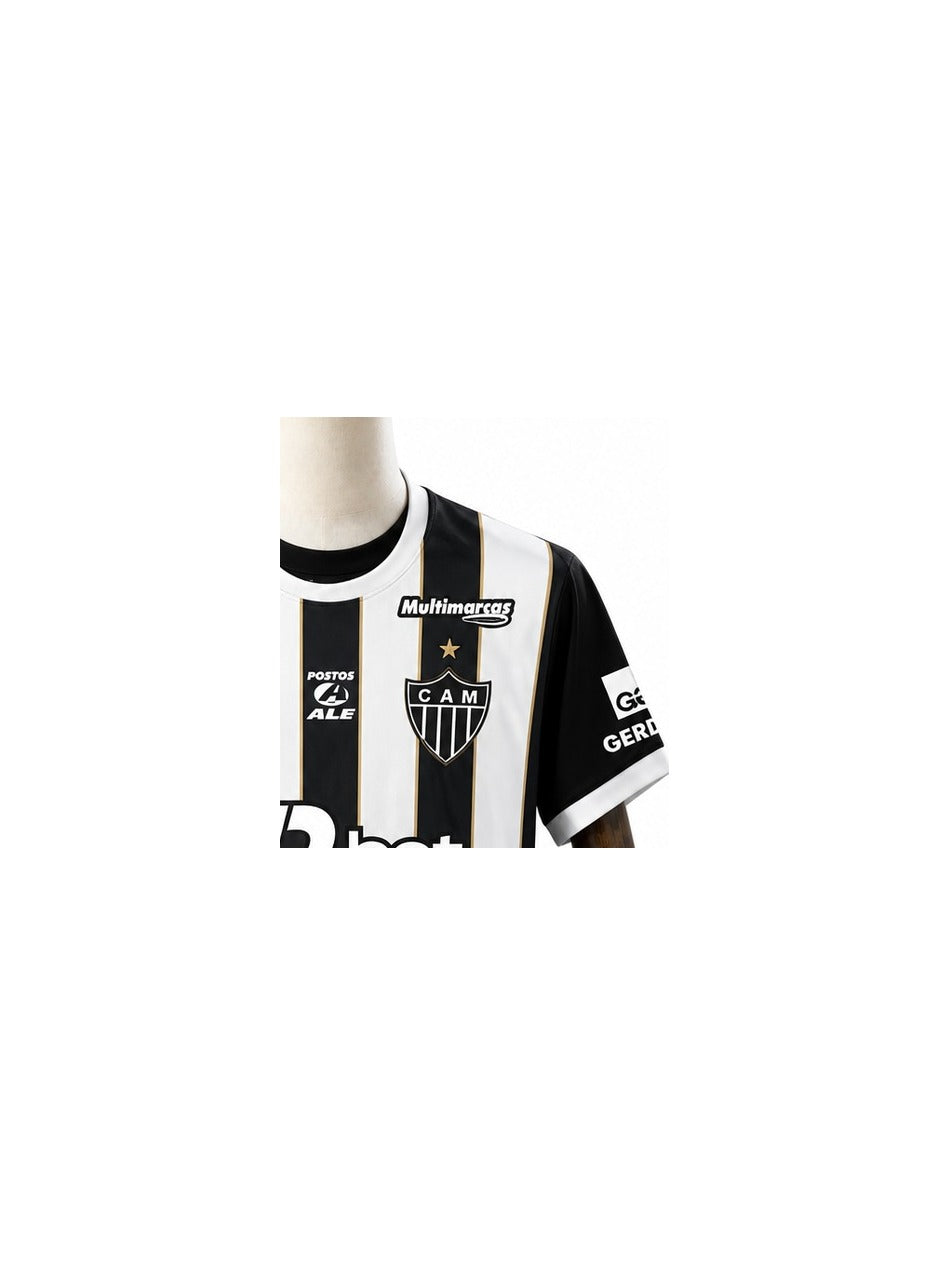 Camisa Atlético-MG - 1º Uniforme Torcedor Sem Patch 2026/2027 detalhe do escudo fundo branco