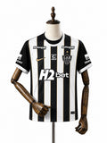 Camisa Atlético-MG - 1º Uniforme Torcedor Sem Patch 2026/2027 frente no manequim fundo branco