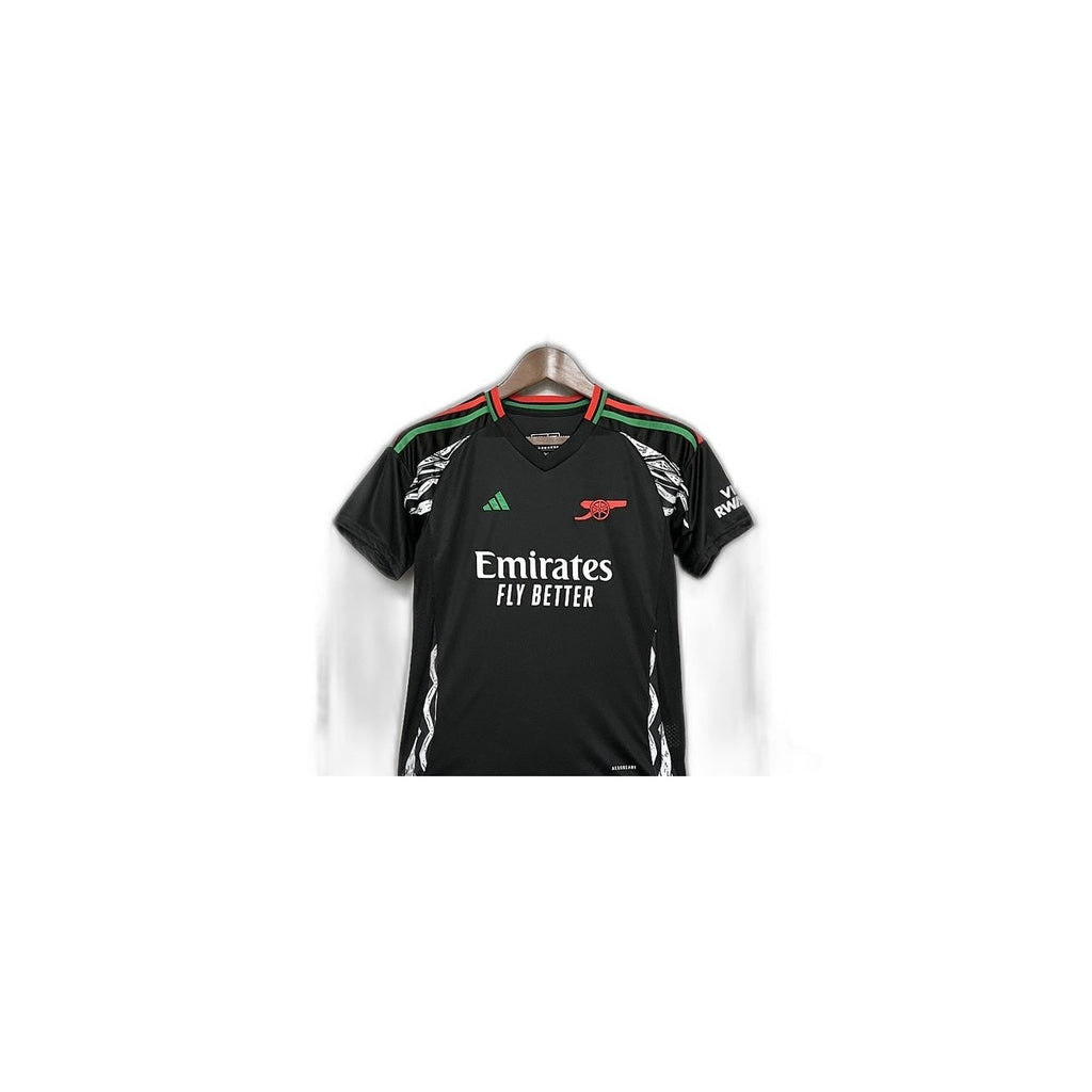 Camisa 2024-25 Arsenal Away Infantil detalhe escudo manequim fundo branco