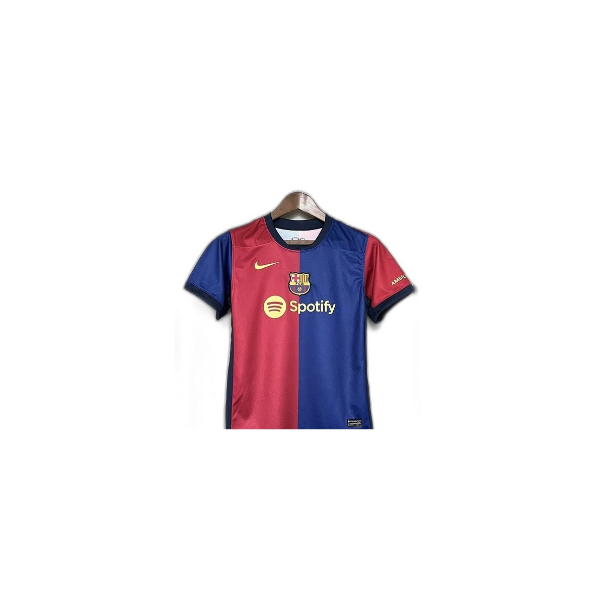 Camisa 2024-25 Barcelona Home Infantil detalhe escudo manequim fundo branco