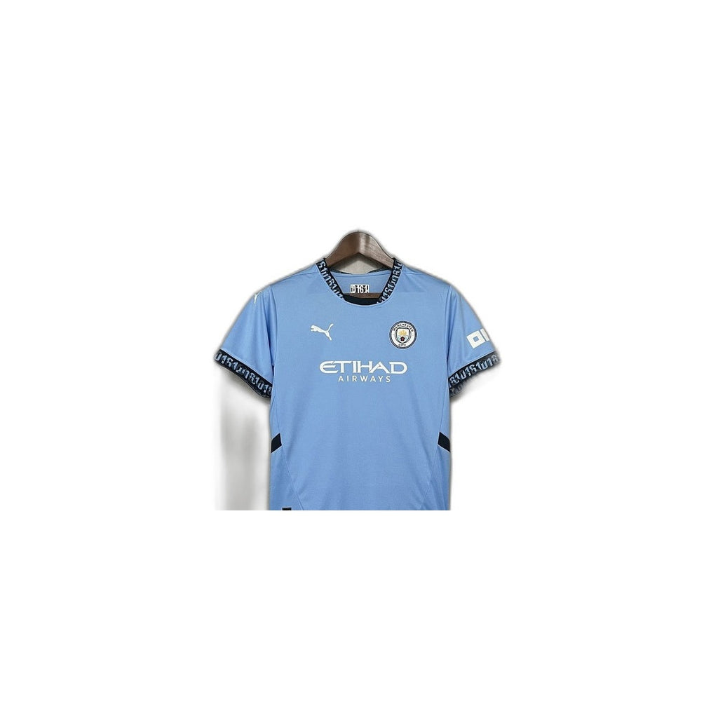 Camisa 2024-25 Manchester City Home Infantil detalhe escudo manequim fundo branco