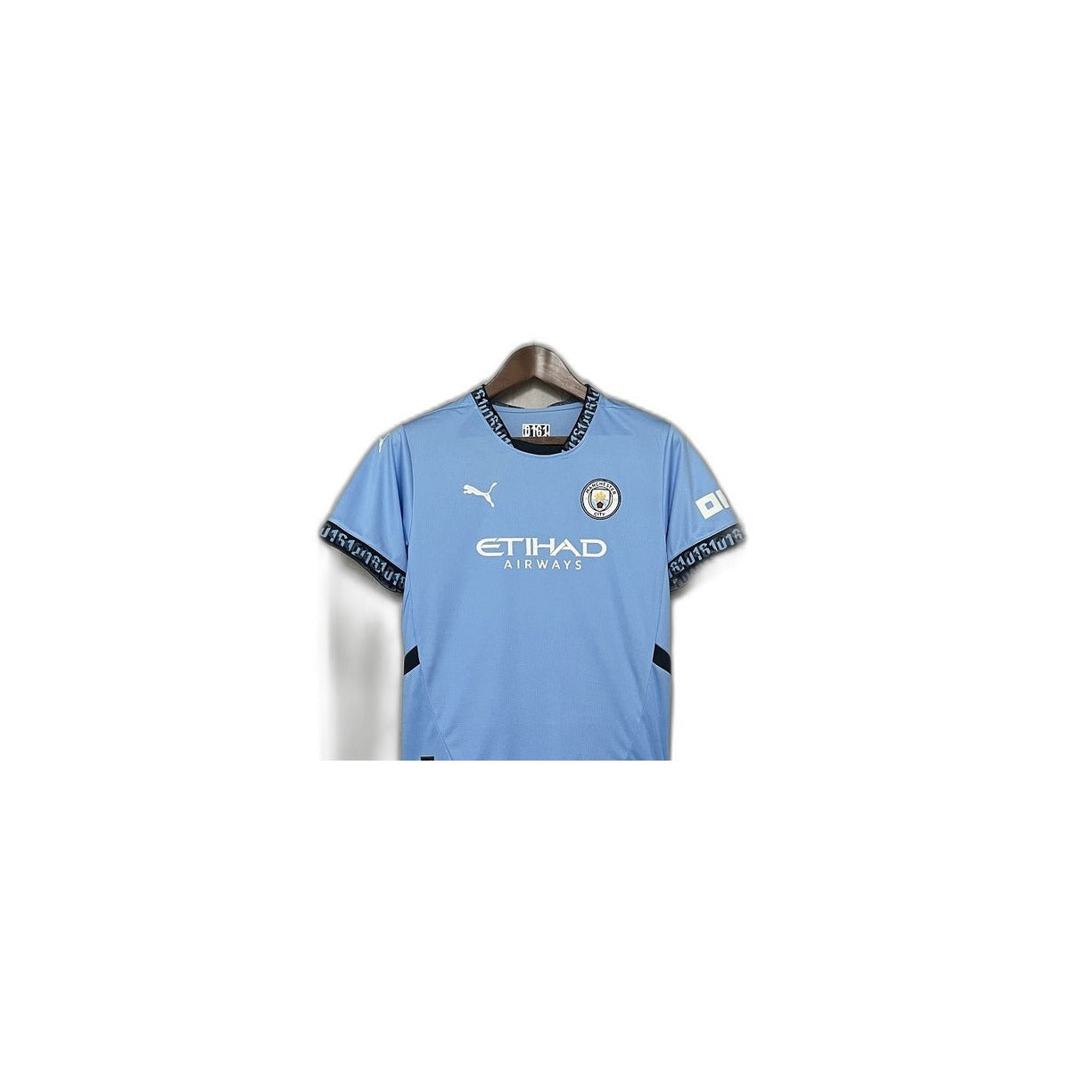 Camisa 2024-25 Manchester City Home Infantil detalhe escudo manequim fundo branco