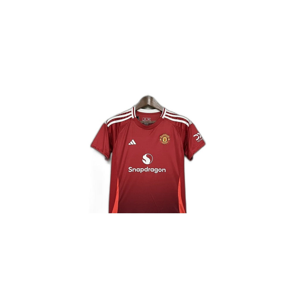 Camisa 2024-25 Manchester United Home Infantil detalhe escudo manequim fundo branco