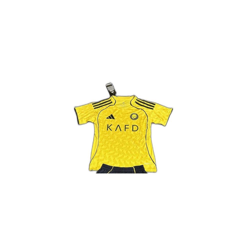 Camisa 2025-26 Al-Nassr Home Infantil detalhe escudo manequim fundo branco