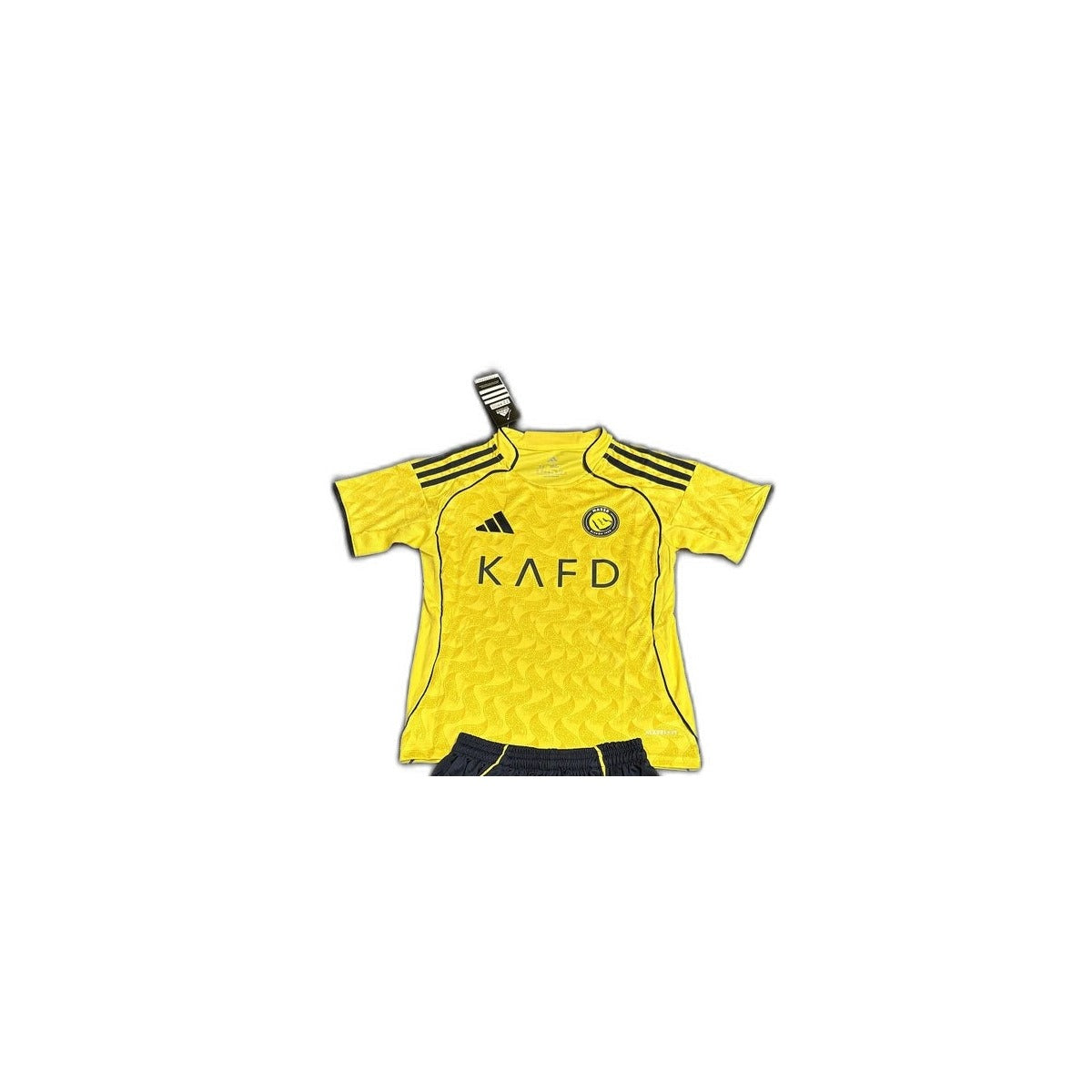 Camisa 2025-26 Al-Nassr Home Infantil detalhe escudo manequim fundo branco
