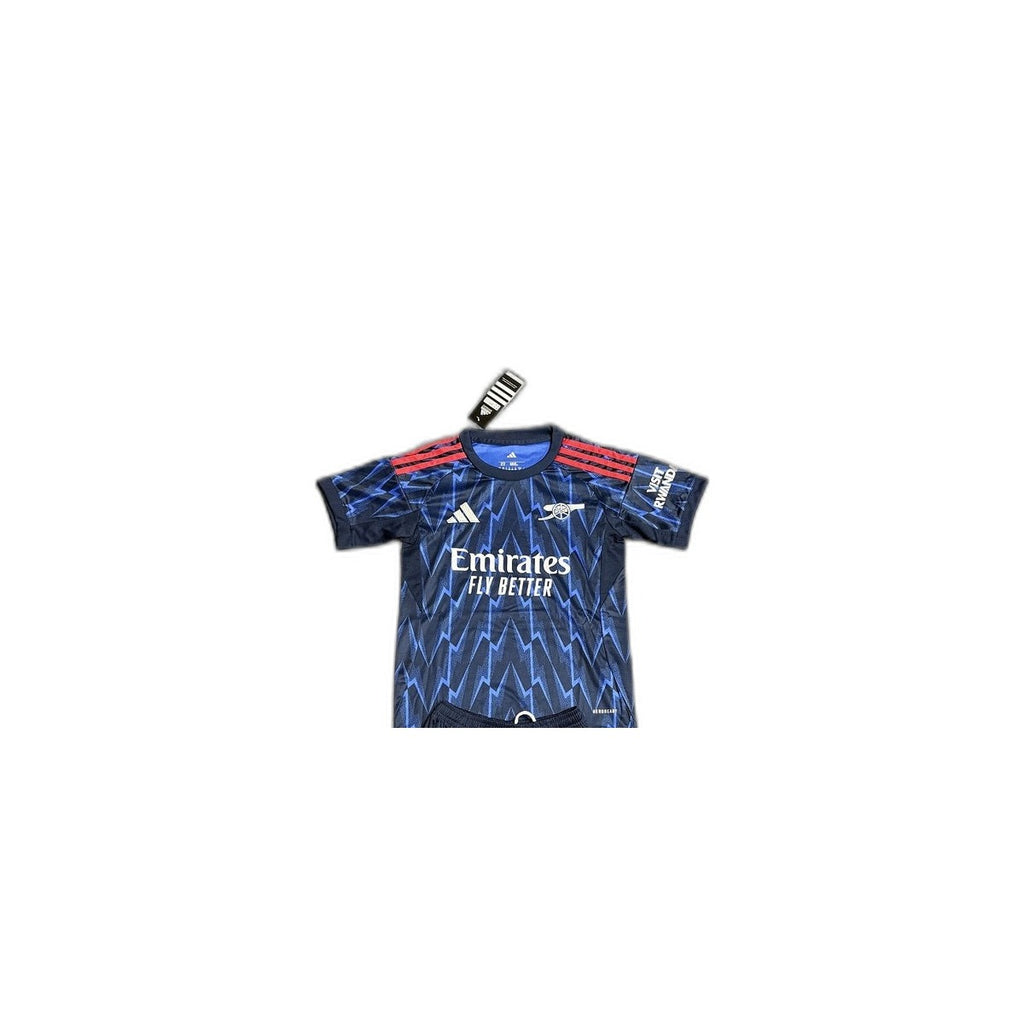 Camisa 2025-26 Arsenal Away Infantil detalhe escudo manequim fundo branco