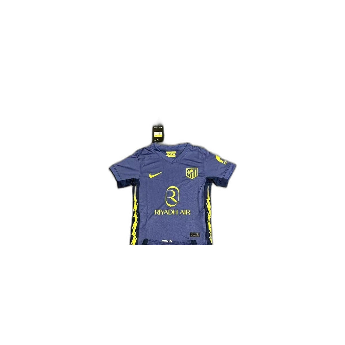 Camisa 2025-26 Atletico Madrid Away Infantil detalhe escudo manequim fundo branco