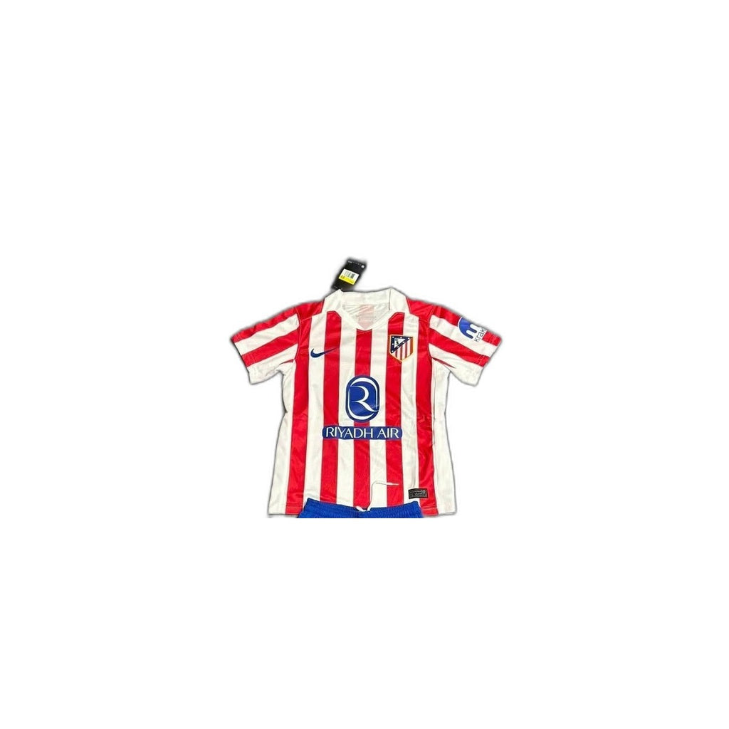 Camisa 2025-26 Atletico Madrid Home Infantil detalhe escudo manequim fundo branco