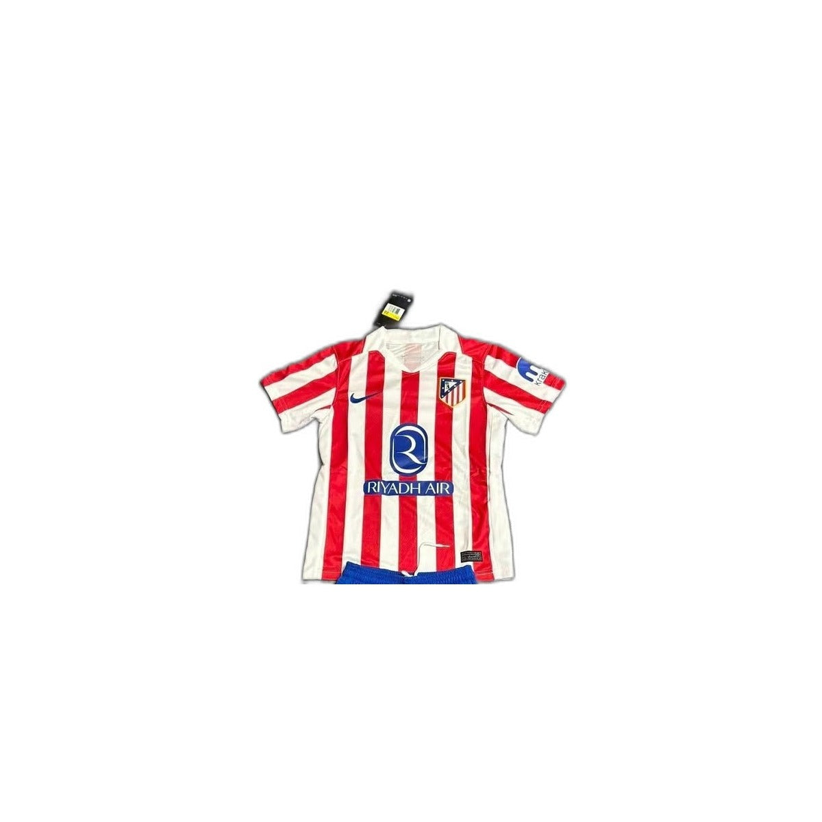 Camisa 2025-26 Atletico Madrid Home Infantil detalhe escudo manequim fundo branco