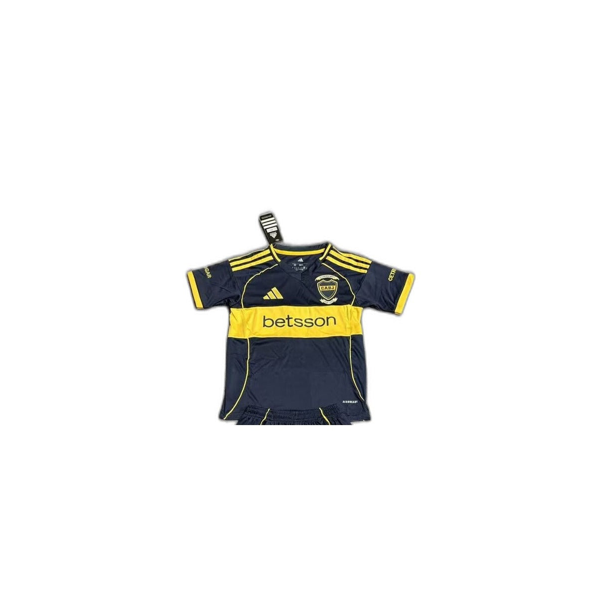 Camisa 2025-26 Boca Juniors Home Infantil detalhe escudo manequim fundo branco
