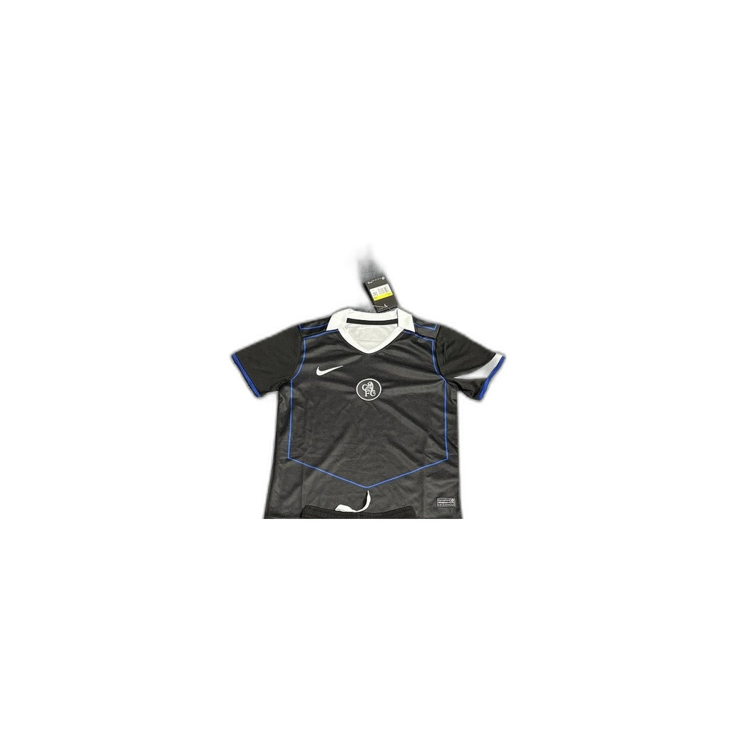 Camisa 2025-26 Chelsea III Infantil detalhe escudo manequim fundo branco