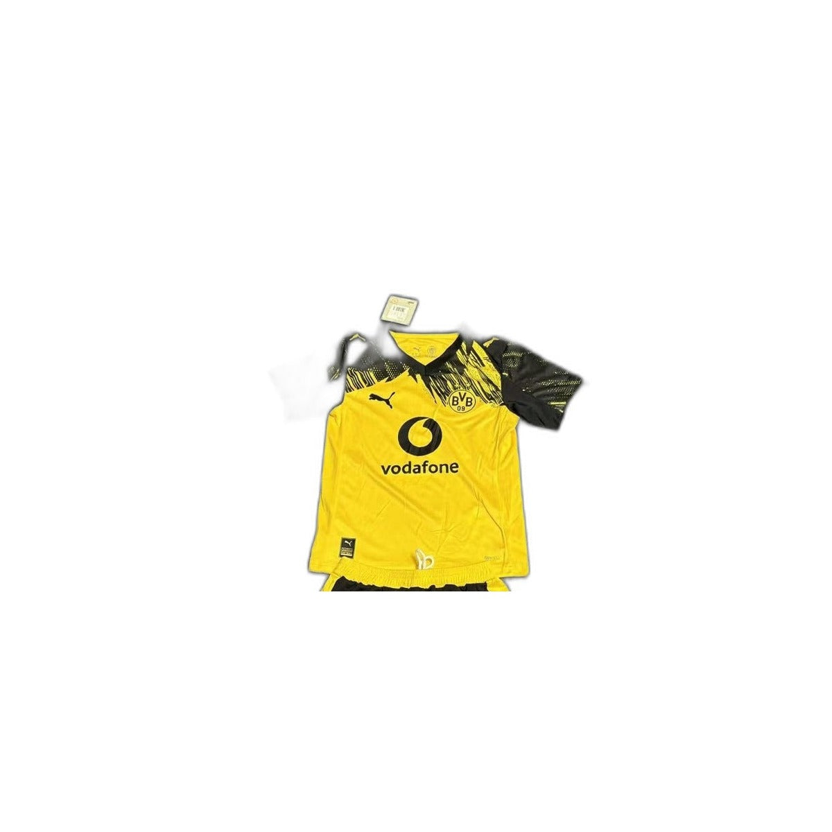 Camisa 2025-26 Dortmund Home Infantil detalhe escudo manequim fundo branco