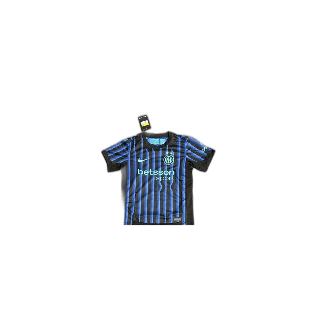 Camisa 2025-26 Inter Milan Home Infantil detalhe escudo manequim fundo branco