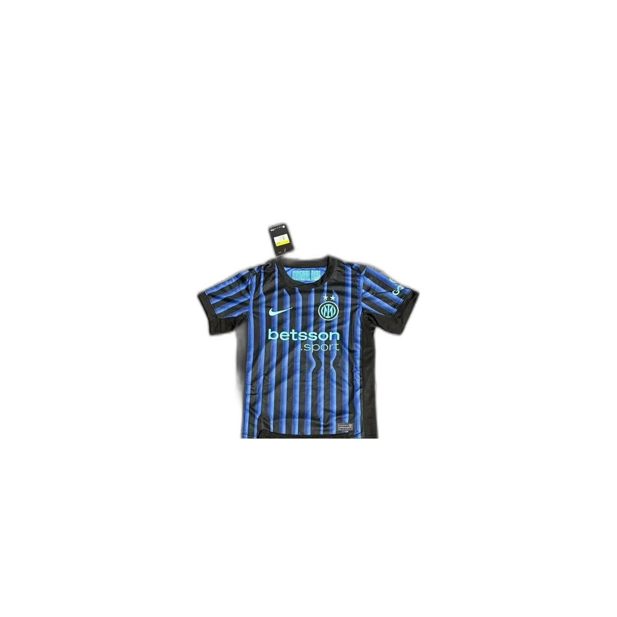 Camisa 2025-26 Inter Milan Home Infantil detalhe escudo manequim fundo branco