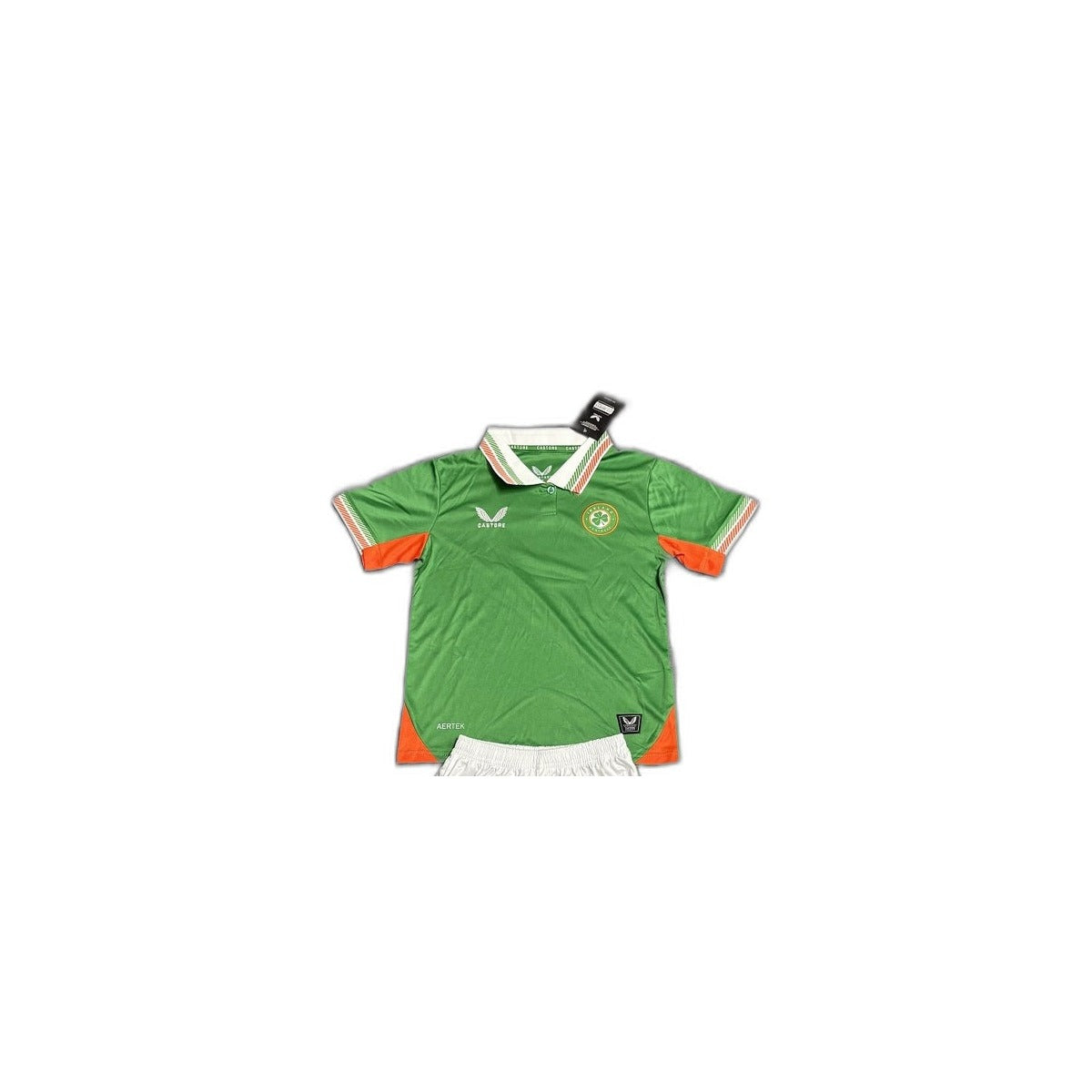 Camisa 2025-26 Ireland Home Infantil detalhe escudo manequim fundo branco
