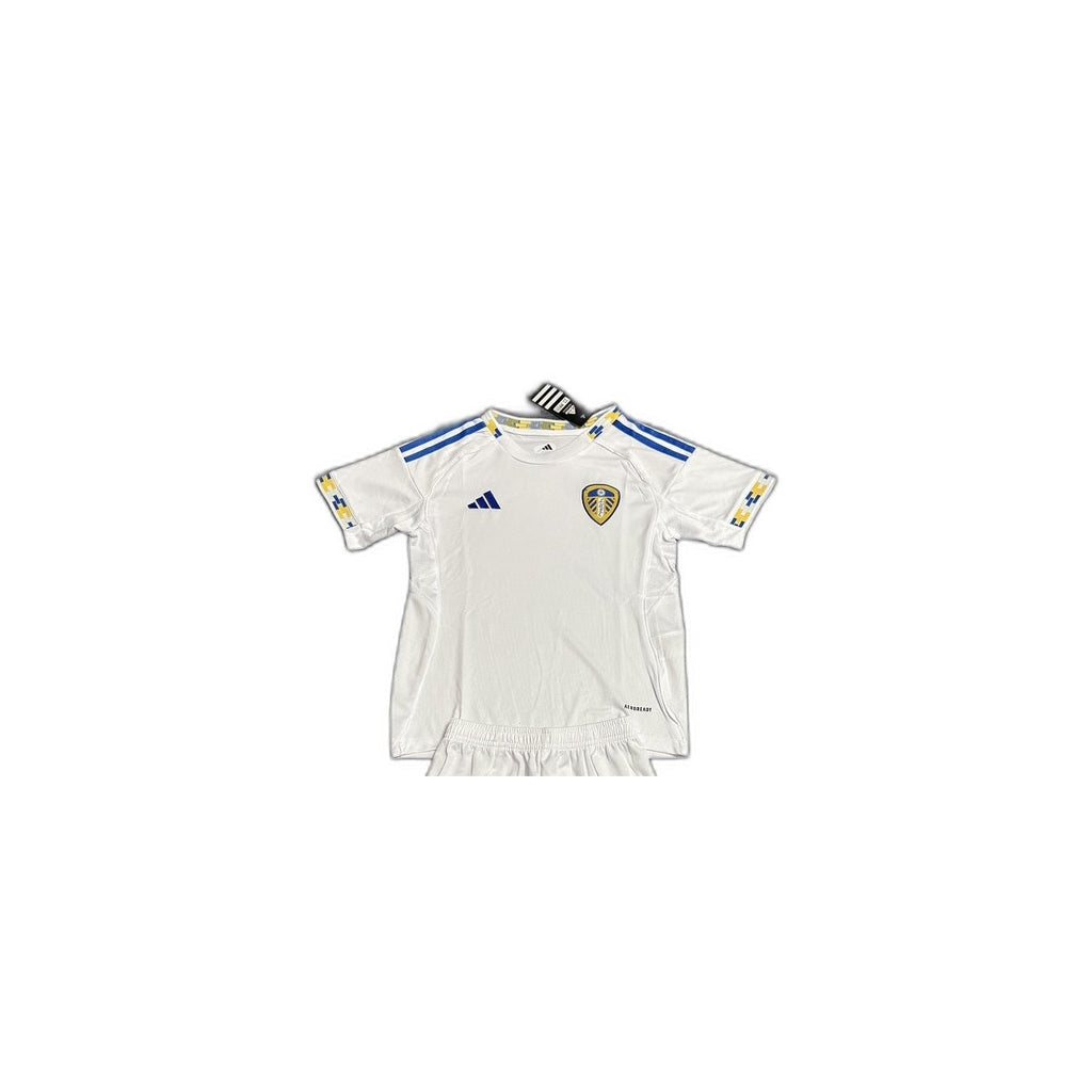 Camisa 2025-26 Leeds United Home Infantil detalhe escudo manequim fundo branco