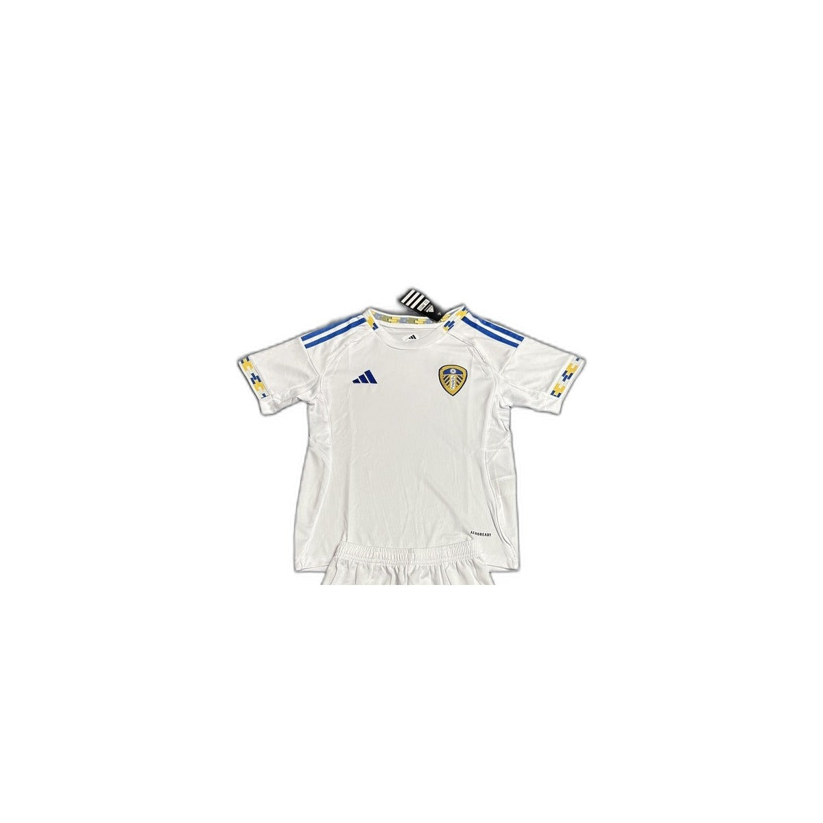 Camisa 2025-26 Leeds United Home Infantil detalhe escudo manequim fundo branco