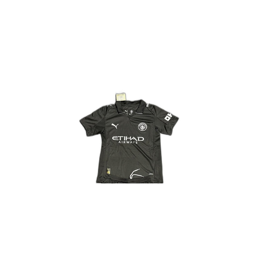 Camisa 2025-26 Manchester City Black Infantil detalhe escudo manequim fundo branco