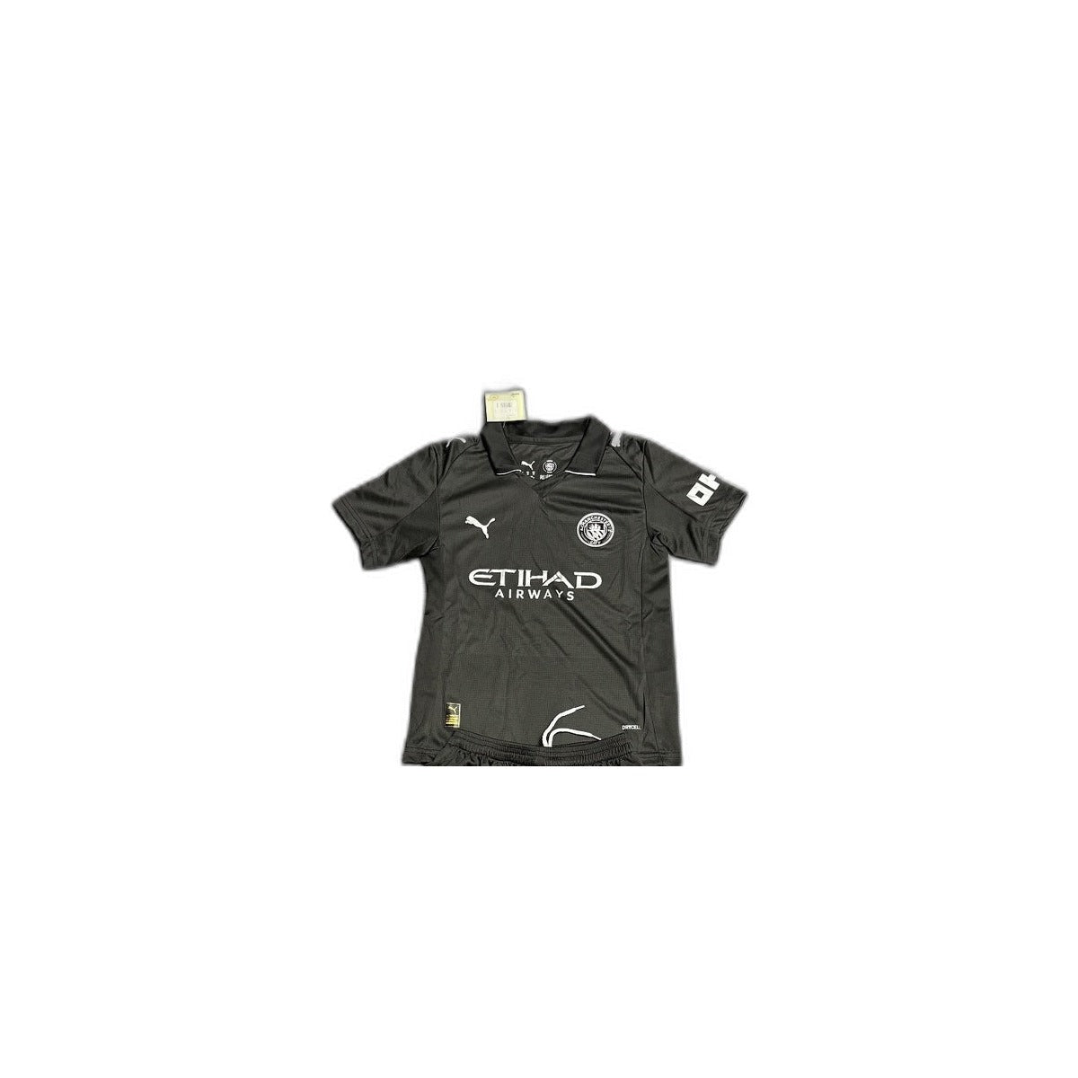 Camisa 2025-26 Manchester City Black Infantil detalhe escudo manequim fundo branco