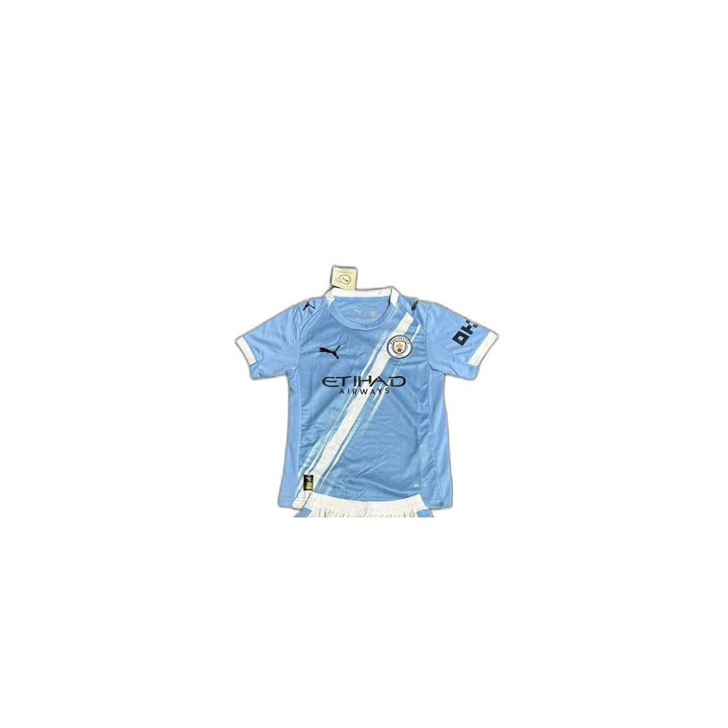 Camisa 2025-26 Manchester City Home Infantil detalhe escudo manequim fundo branco