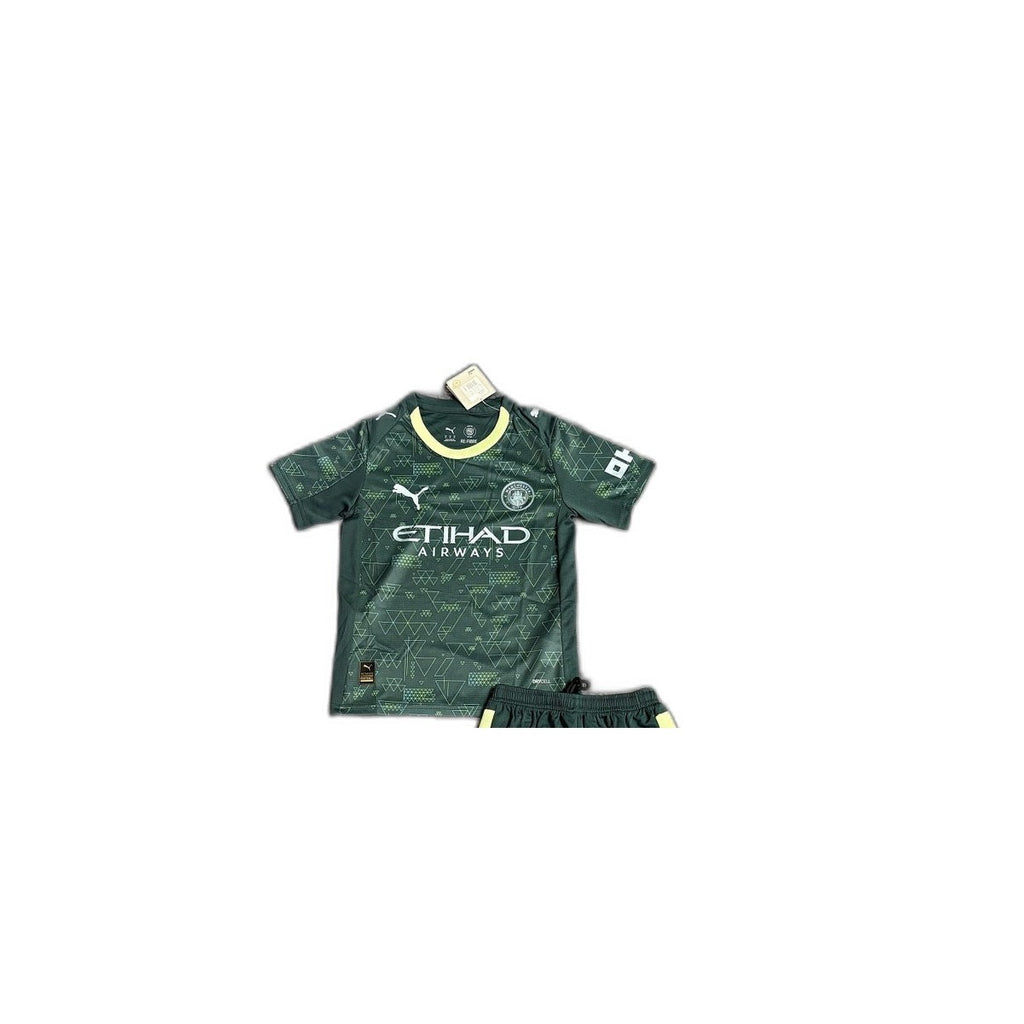 Camisa 2025-26 Manchester City IIII Infantil detalhe escudo manequim fundo branco