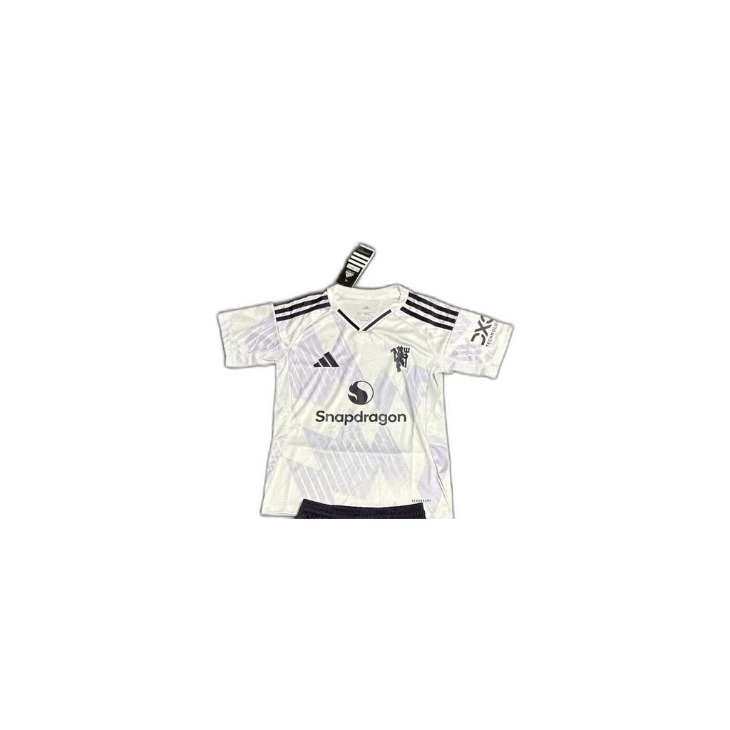 Camisa 2025-26 Manchester United Away Infantil detalhe escudo manequim fundo branco