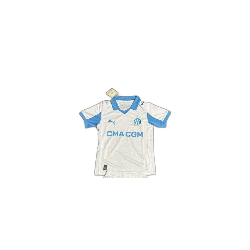Camisa 2025-26 Marseille Home Infantil detalhe escudo manequim fundo branco