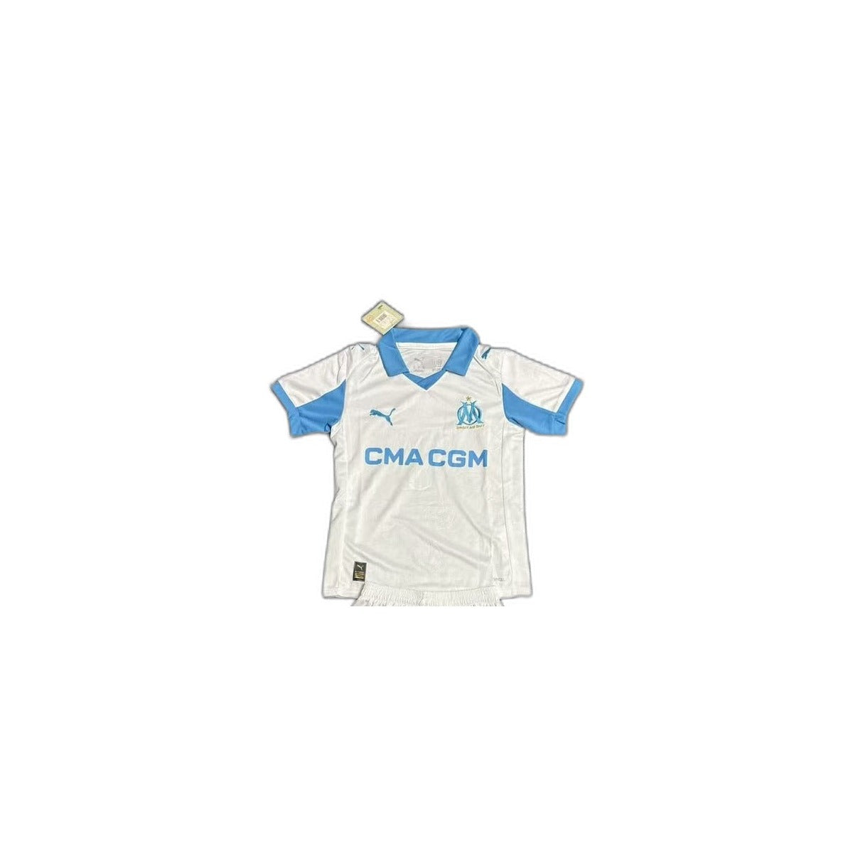 Camisa 2025-26 Marseille Home Infantil detalhe escudo manequim fundo branco