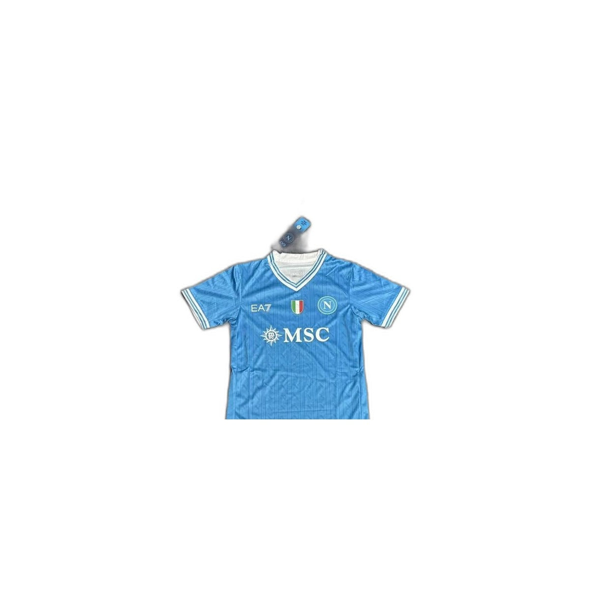 Camisa 2025-26 Napoli Home Infantil detalhe escudo manequim fundo branco