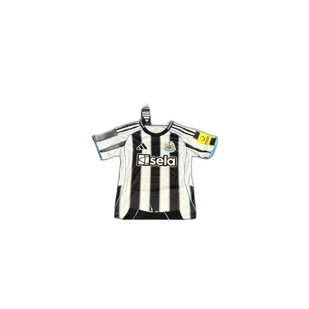 Camisa 2025-26 Newcastle United Home Infantil detalhe escudo manequim fundo branco