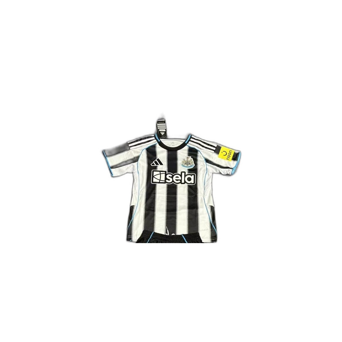 Camisa 2025-26 Newcastle United Home Infantil detalhe escudo manequim fundo branco