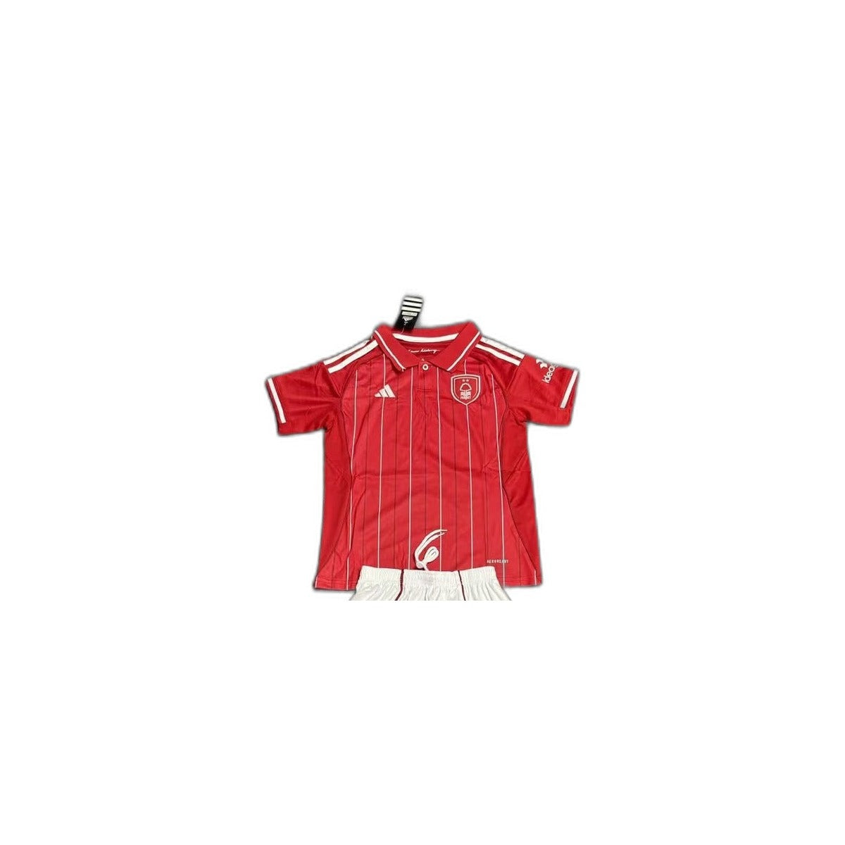 Camisa 2025-26 Nottingham Forest Home Infantil detalhe escudo manequim fundo branco