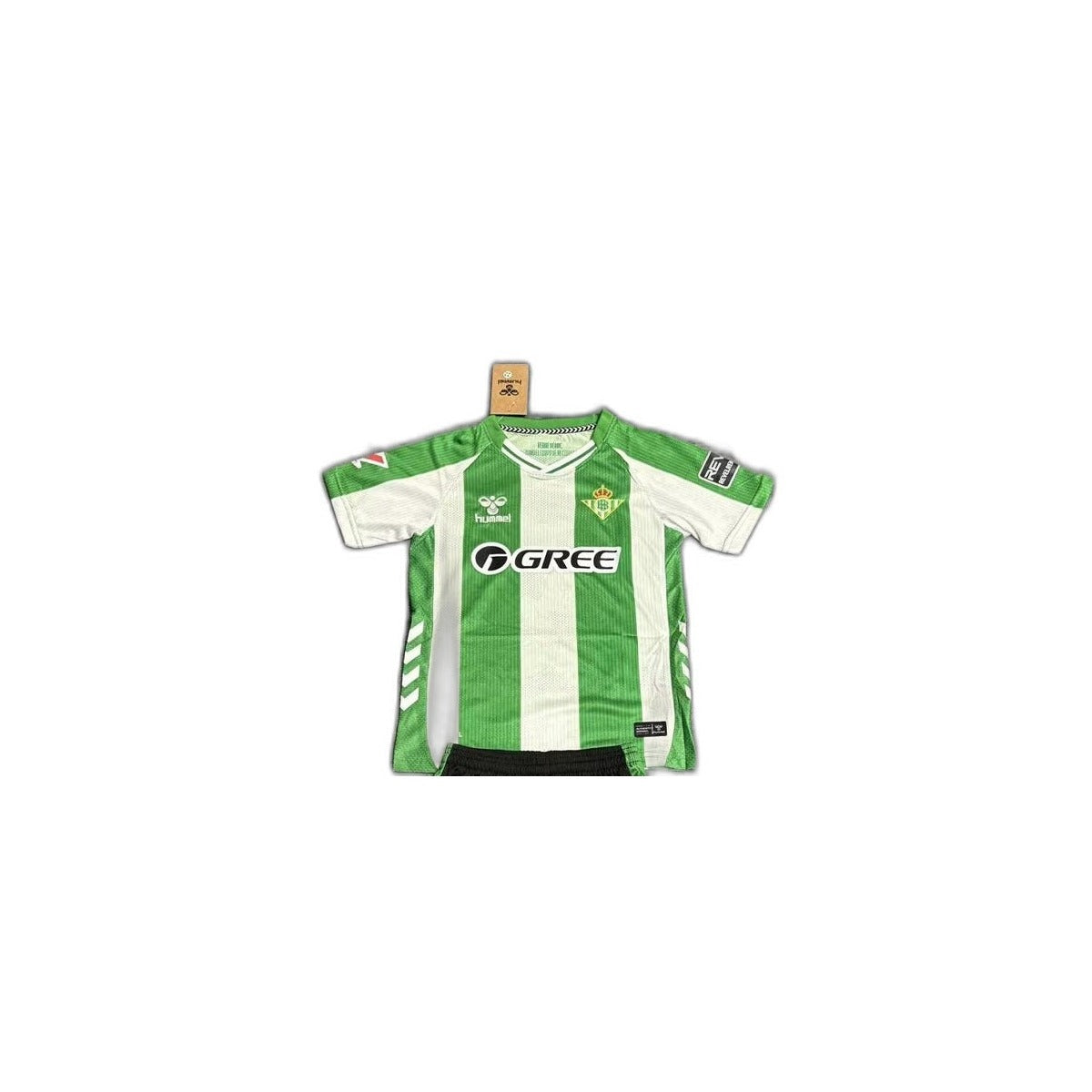 Camisa 2025-26 Real Betis Home Infantil detalhe escudo manequim fundo branco