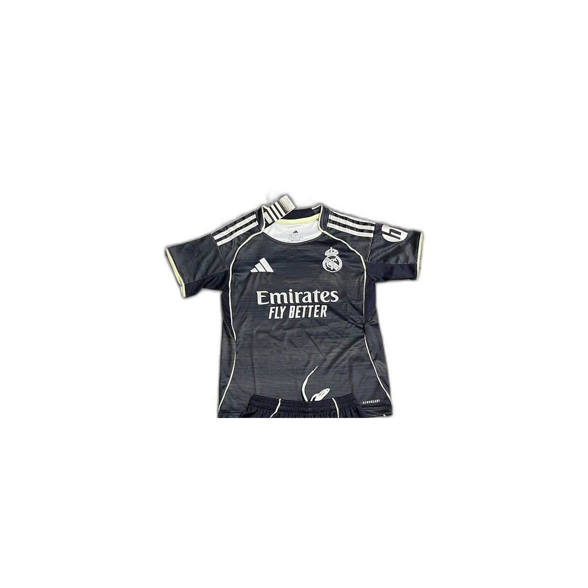 Camisa 2025-26 Real Madrid away jersey Infantil detalhe escudo manequim fundo branco