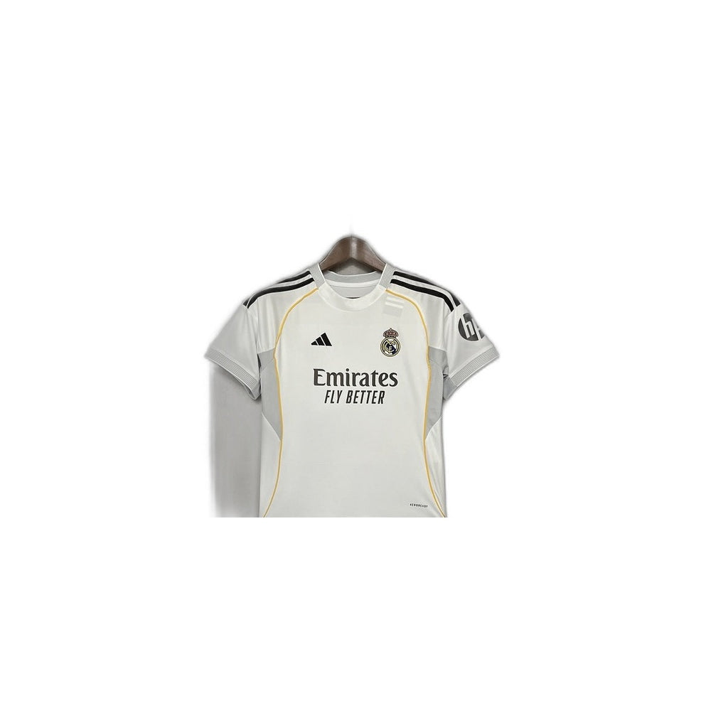 Camisa 2025-26 Real Madrid Home Infantil detalhe escudo manequim fundo branco