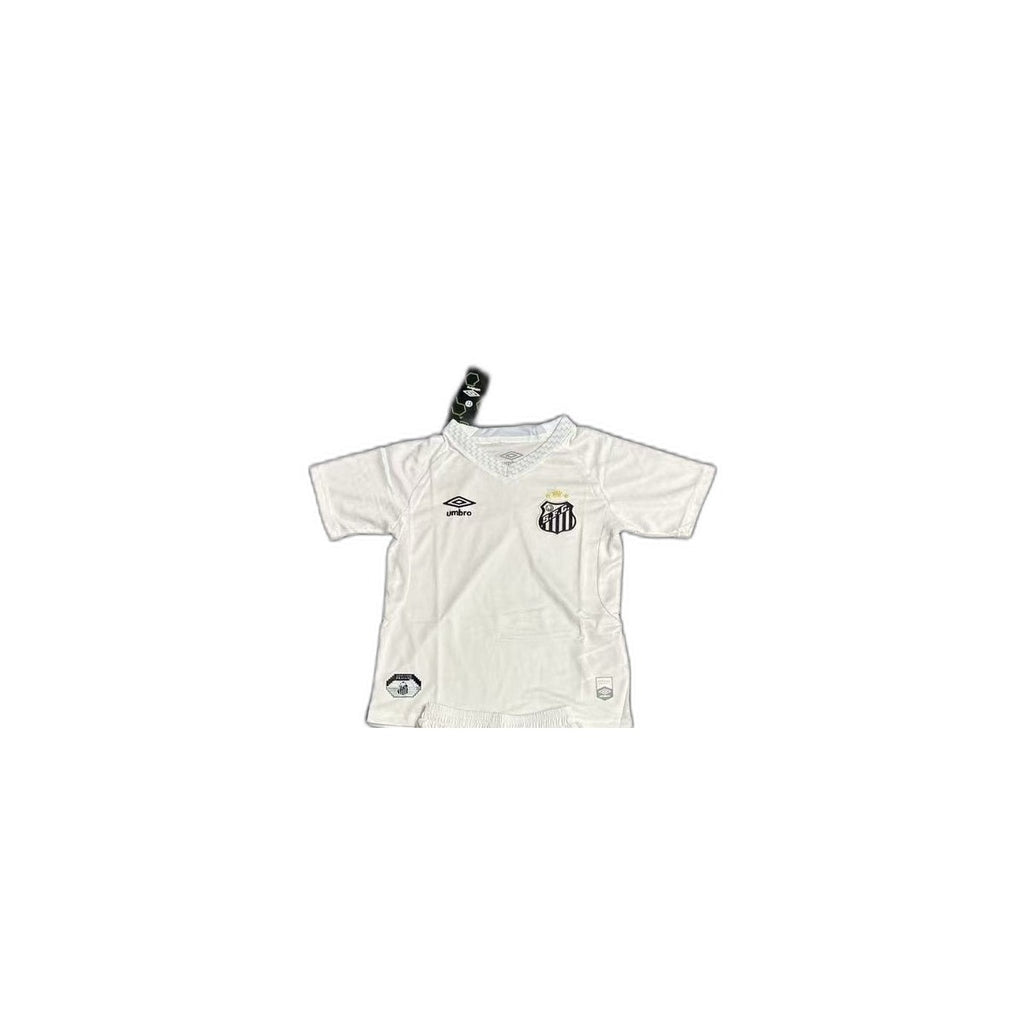 Camisa 2025-26 Santos Home Infantil detalhe escudo manequim fundo branco