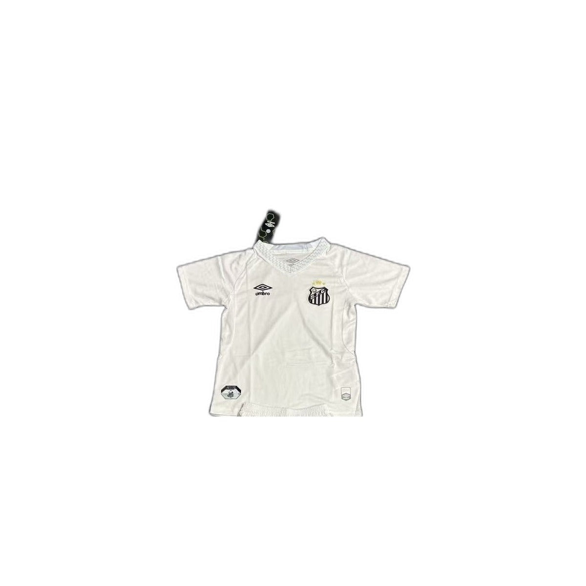 Camisa 2025-26 Santos Home Infantil detalhe escudo manequim fundo branco
