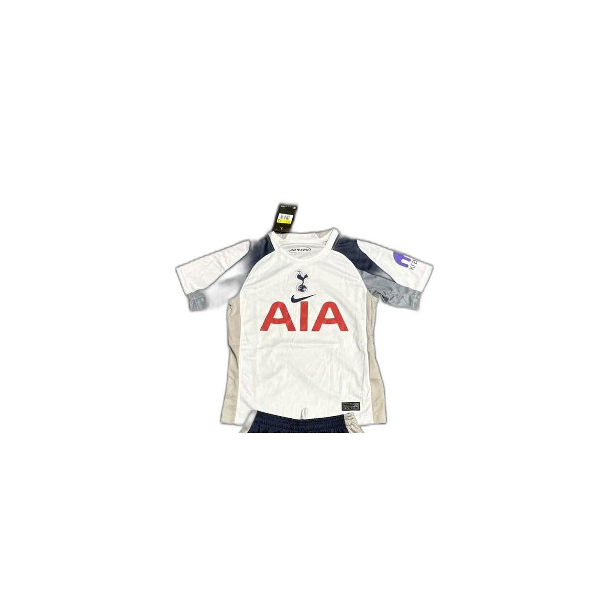 Camisa 2025-26 Tottenham Hotspur Home Infantil detalhe escudo manequim fundo branco