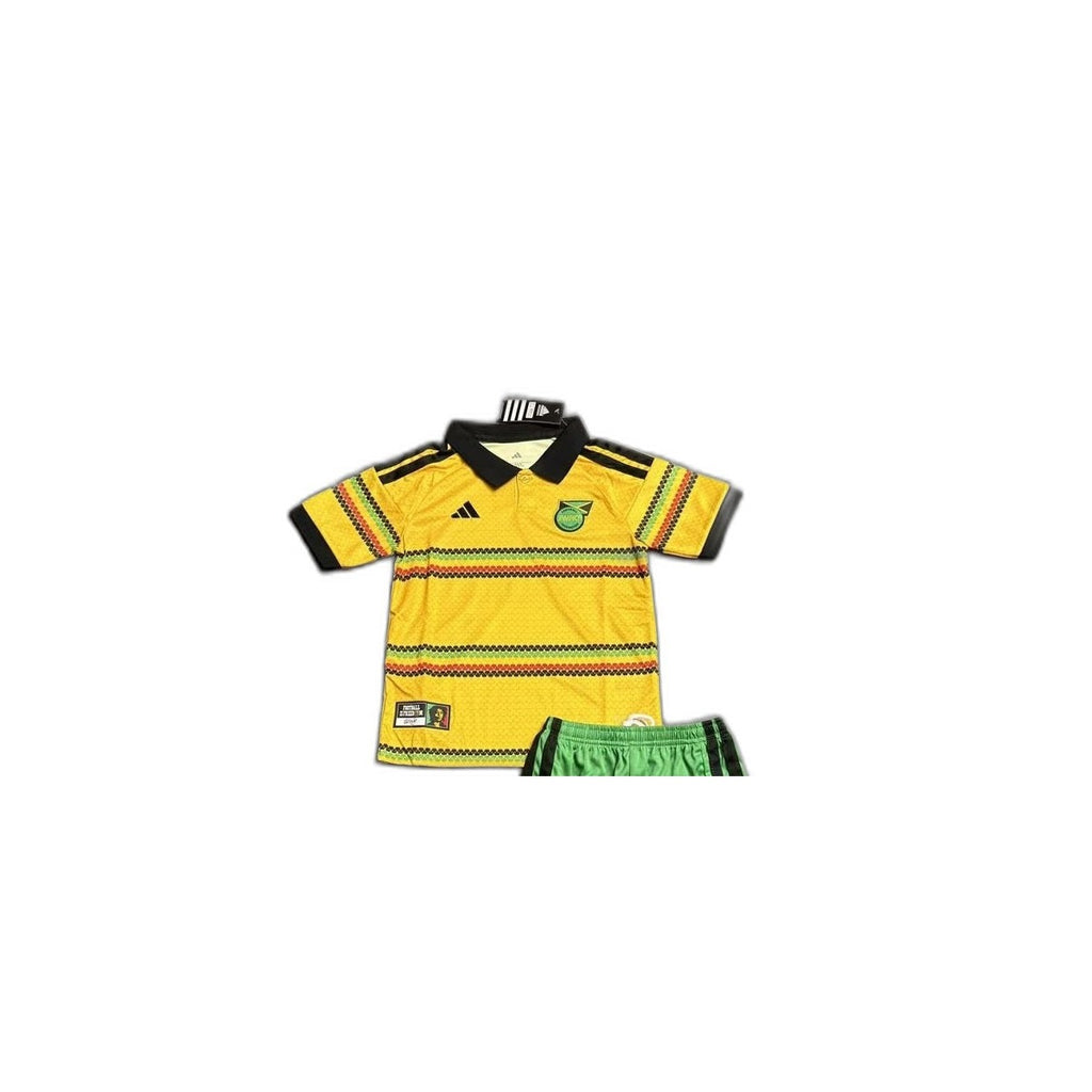 Camisa 2026-27 Jamaica Home Infantil detalhe escudo manequim fundo branco