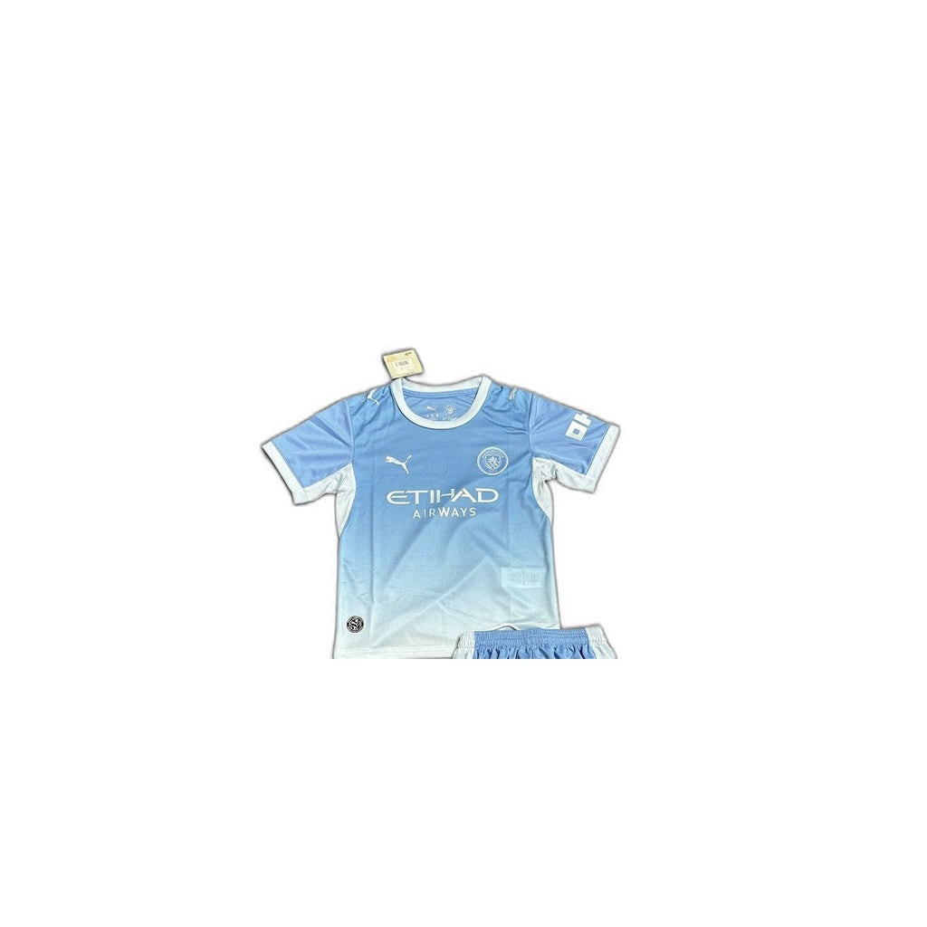 Camisa 2026-27 Manchester City Home Infantil detalhe escudo manequim fundo branco