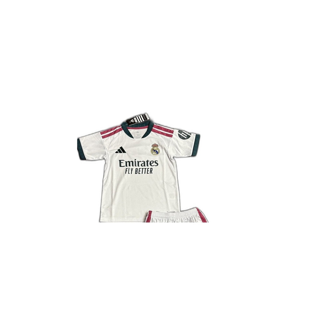 Camisa 2026-27 Real Madrid Home Infantil detalhe escudo manequim fundo branco