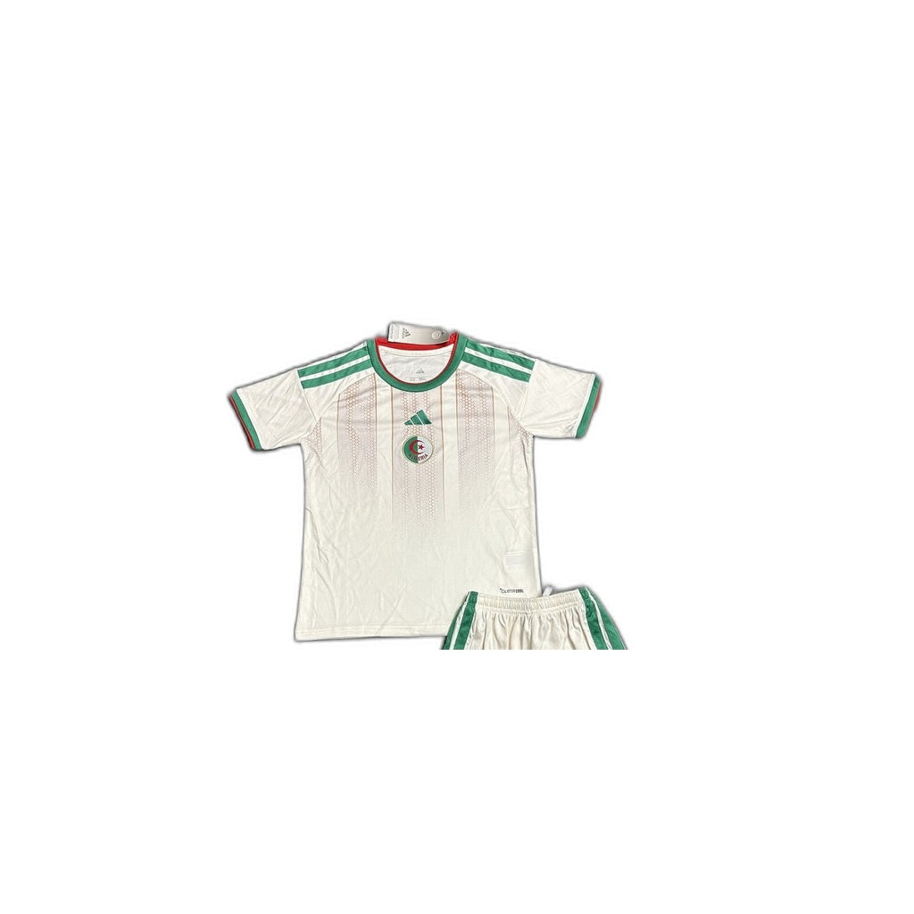 Camisa 2026 Algeria Home Infantil detalhe escudo manequim fundo branco
