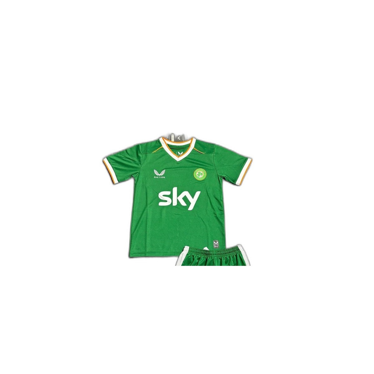 Camisa 2026 Ireland Home Infantil detalhe escudo manequim fundo branco