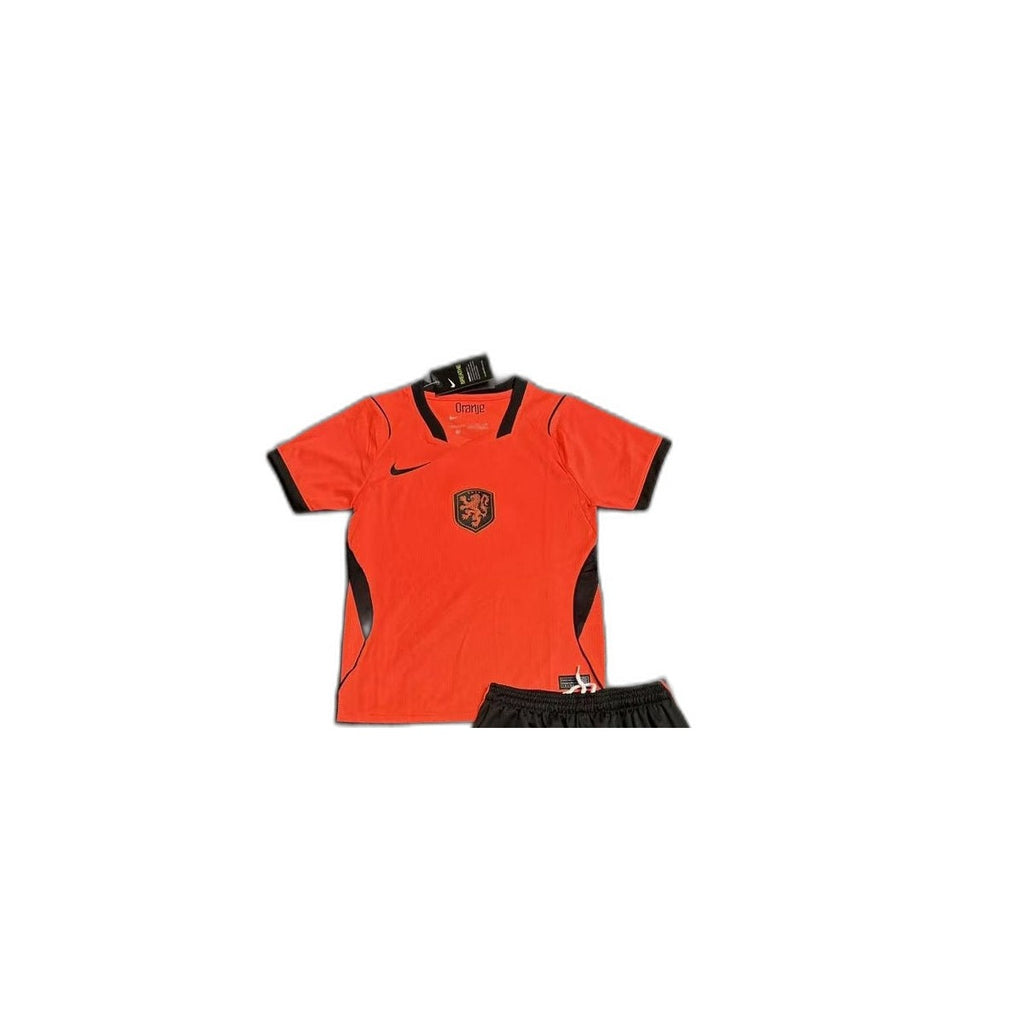 Camisa 2026 Netherlands Home Infantil detalhe escudo manequim fundo branco