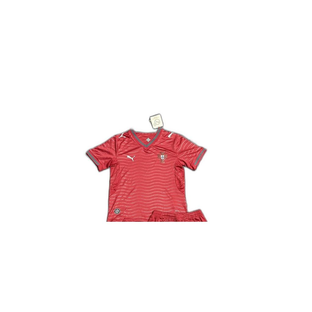 Camisa 2026 Portugal home jersey Infantil detalhe escudo manequim fundo branco