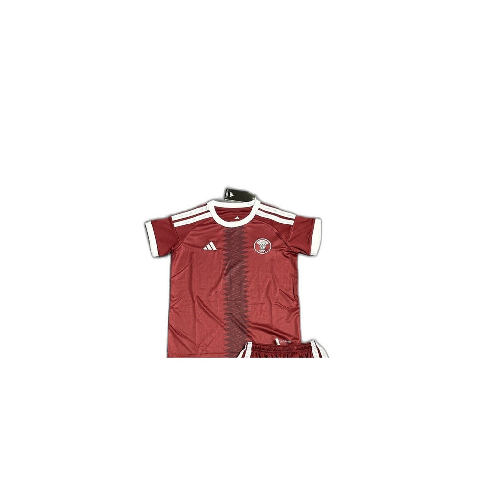 Camisa 2026 Qatar Home Infantil detalhe escudo manequim fundo branco