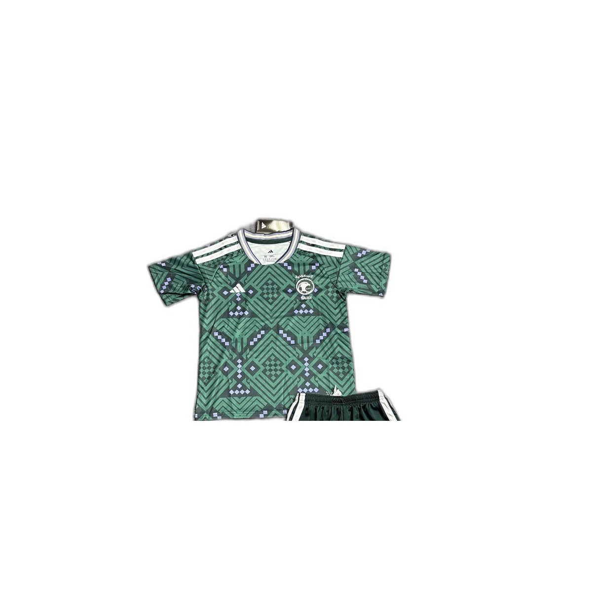 Camisa 2026 Saudi Arabia home Infantil detalhe escudo manequim fundo branco