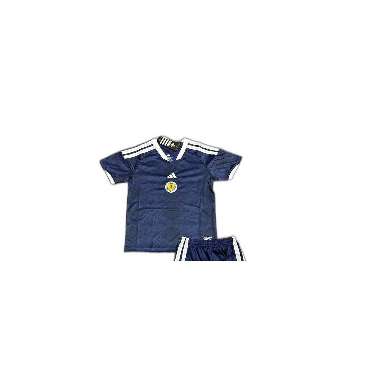 Camisa 2026 Scotland Home Infantil detalhe escudo manequim fundo branco