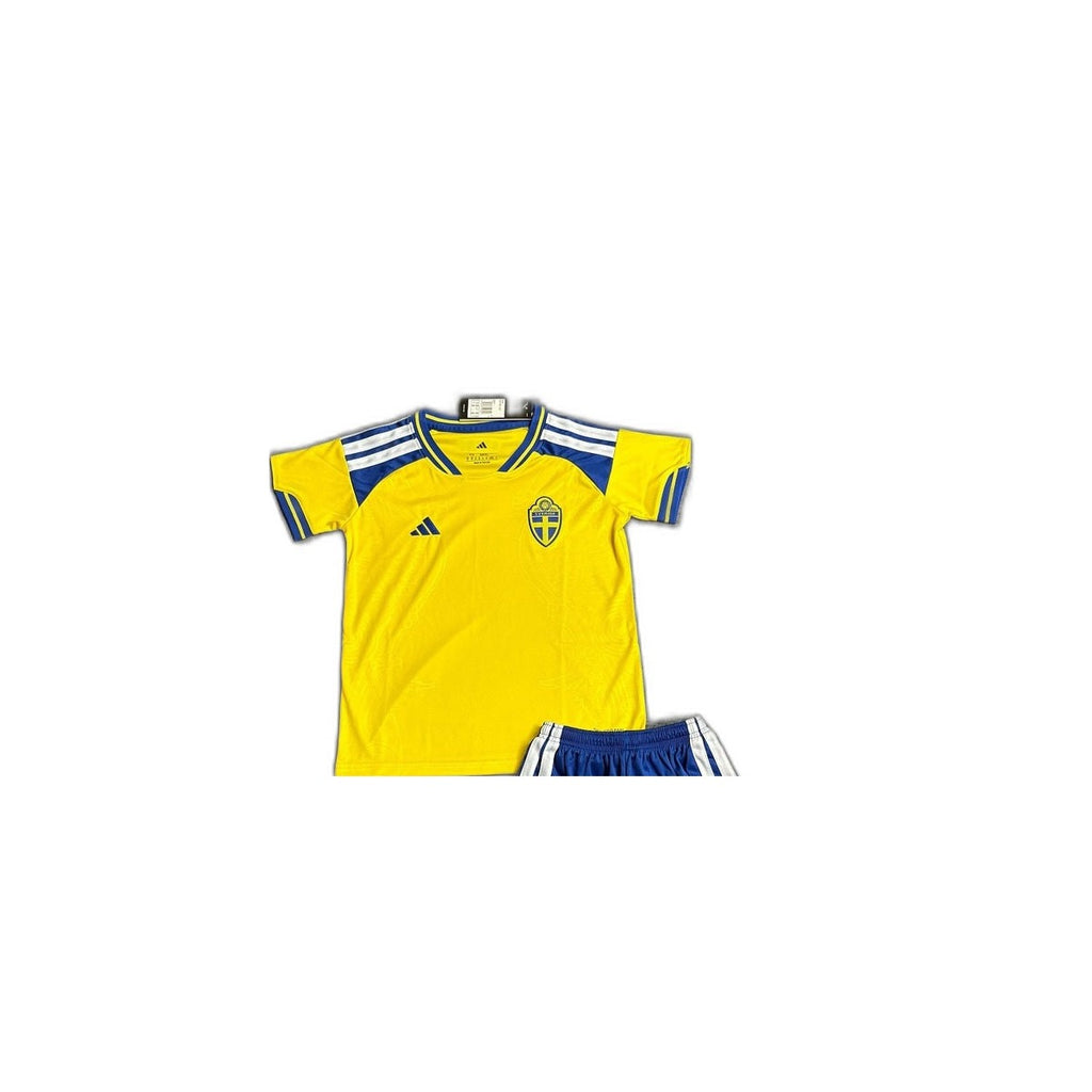 Camisa 2026 Sweden Home Infantil detalhe escudo manequim fundo branco
